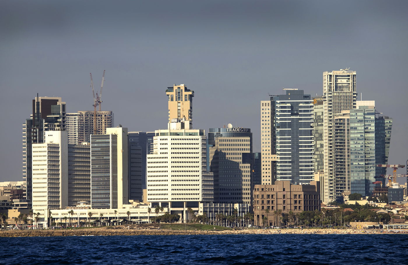 איך תל אביב - יפו נראית מבין גלי הים? צפו בתמונות