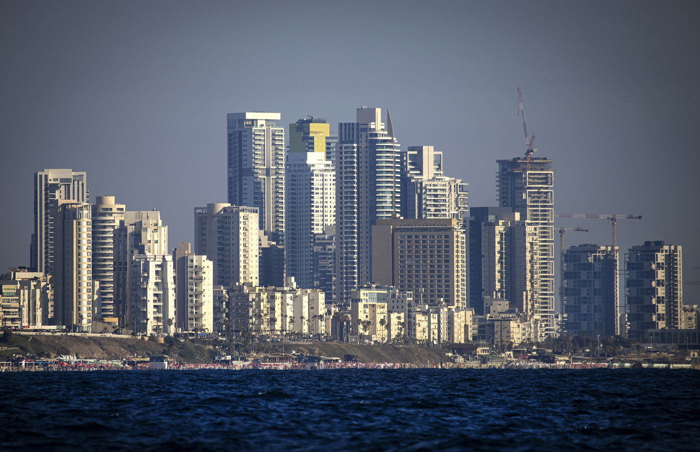 איך תל אביב - יפו נראית מבין גלי הים? צפו בתמונות