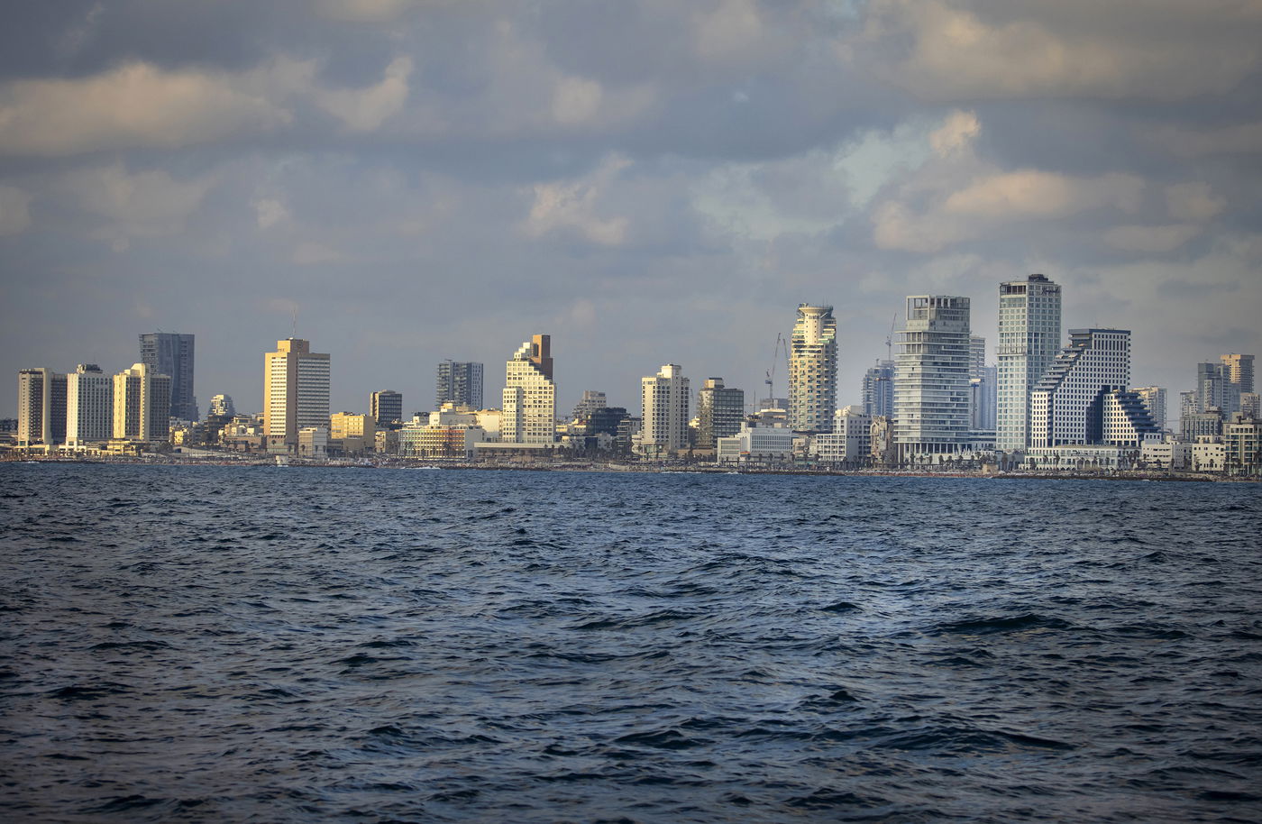 איך תל אביב - יפו נראית מבין גלי הים? צפו בתמונות