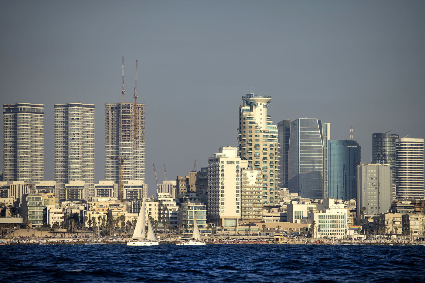 איך תל אביב - יפו נראית מבין גלי הים? צפו בתמונות