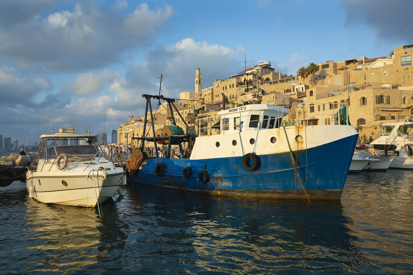 איך תל אביב - יפו נראית מבין גלי הים? צפו בתמונות