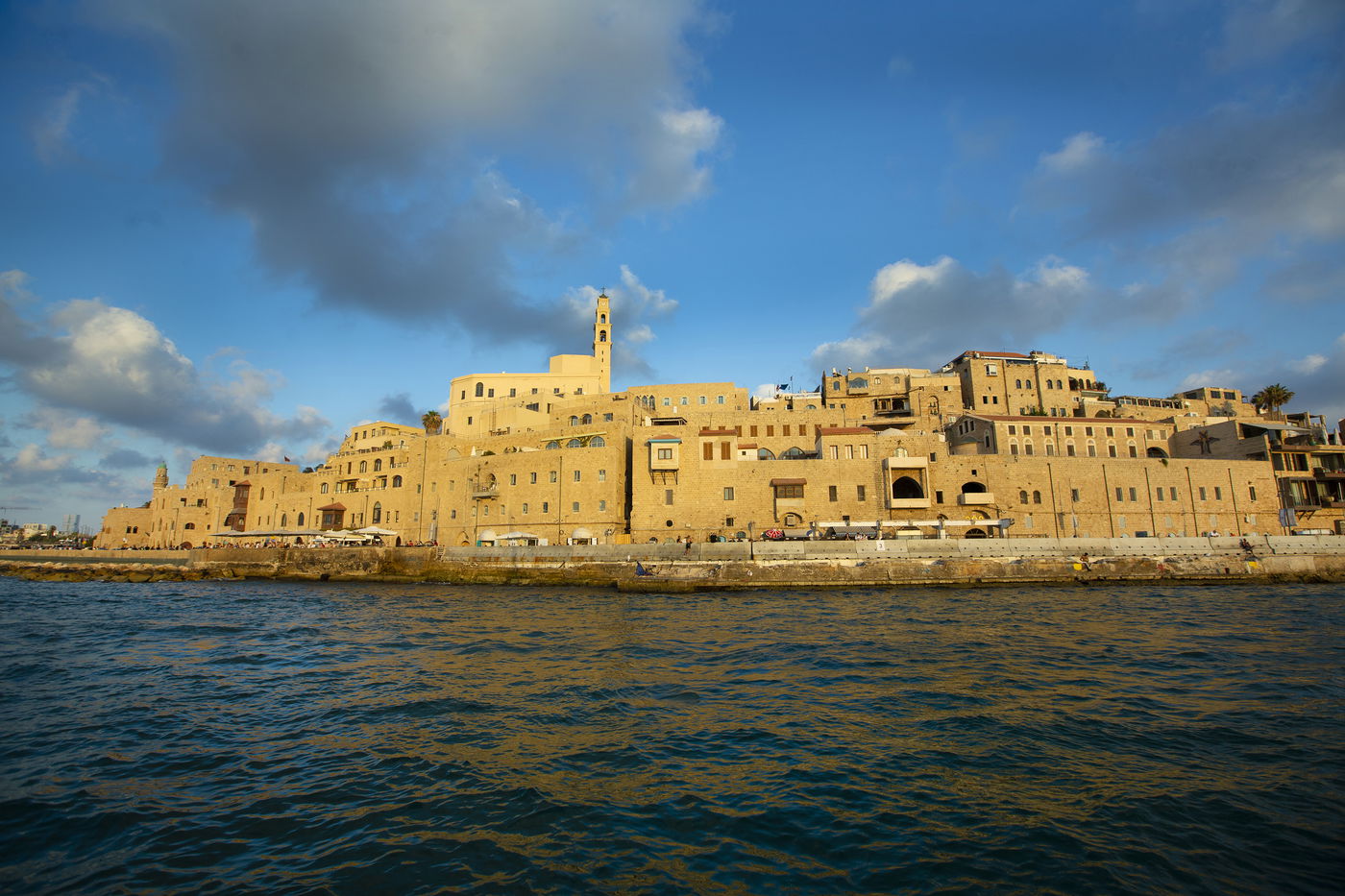 איך תל אביב - יפו נראית מבין גלי הים? צפו בתמונות