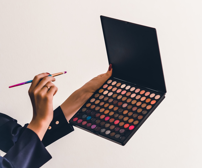 סומק שחור: כן, בהחלט לא ראינו את טרנד היופי הזה מגיע