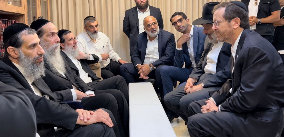 נשיא המדינה הרצוג בניחום בני משפחת חכם שלום כהן זצ"ל