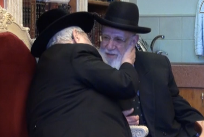 המפגש המרגש בין מרן הגר"ע יוסף לחכם שלום כהן • צפו