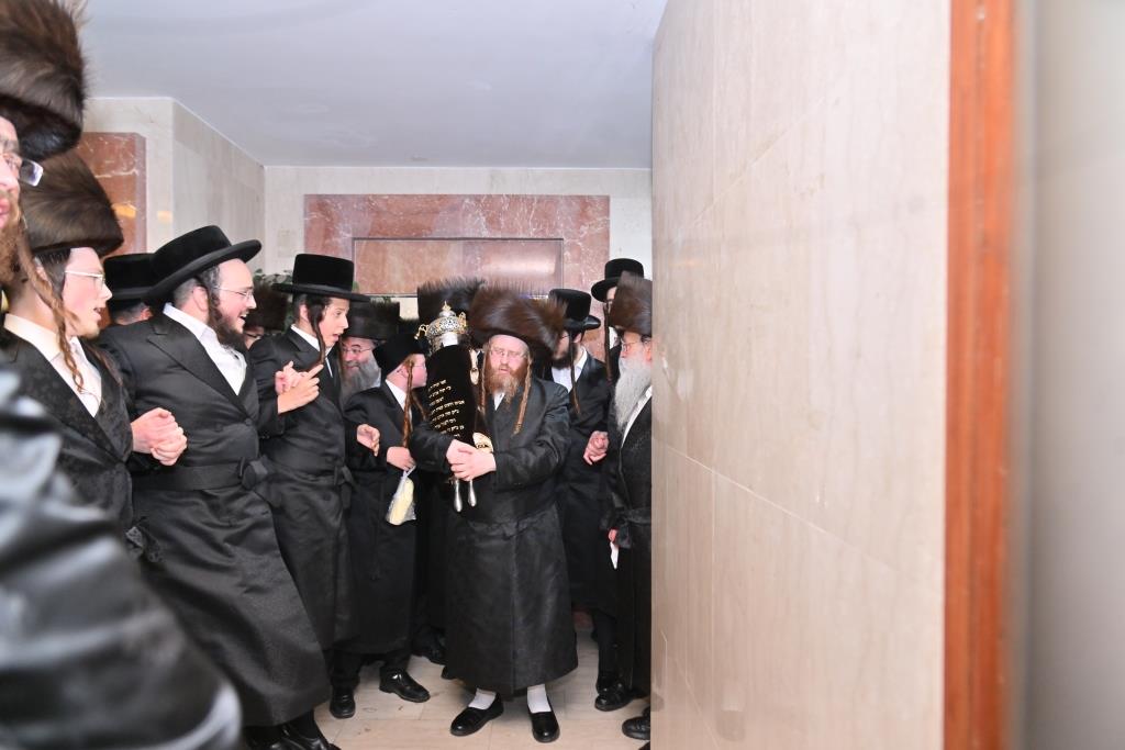 בשומרי אמונים חגגו הכנסת ספר תורה לע"נ הרבי זצ"ל