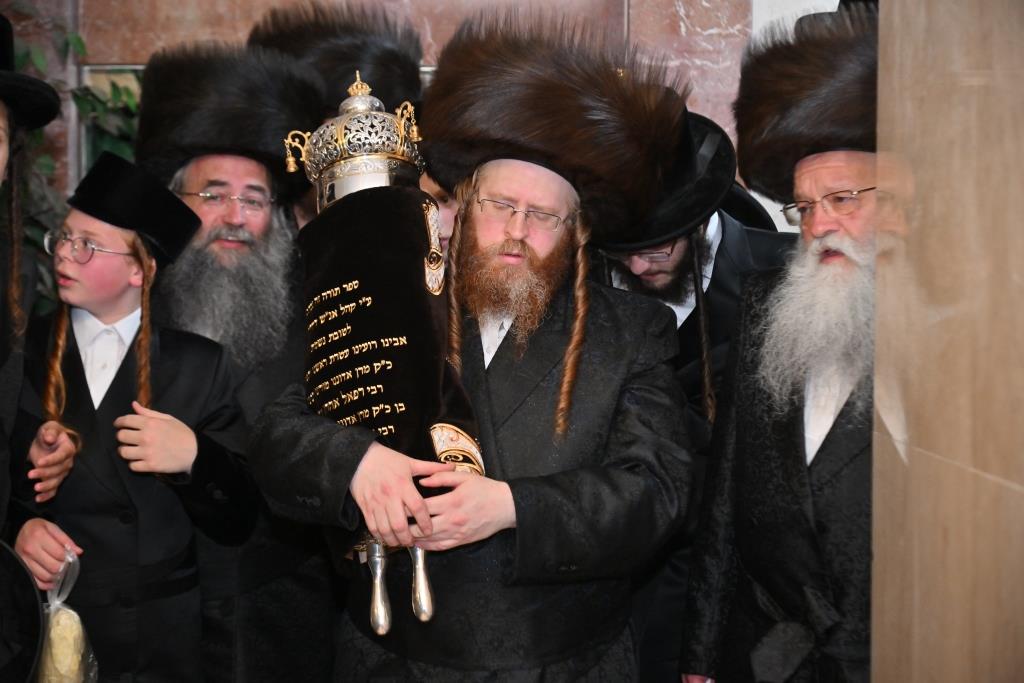 בשומרי אמונים חגגו הכנסת ספר תורה לע"נ הרבי זצ"ל