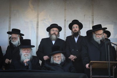 רבני העדה החרדית.הגרי"ט וויס זצ"ל במרכז