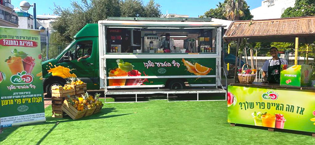 אוטו פריגת לשורת ערים ברחבי הארץ וחילק למשתתפים כוסות אייס פרי במגוון טעמי פירות