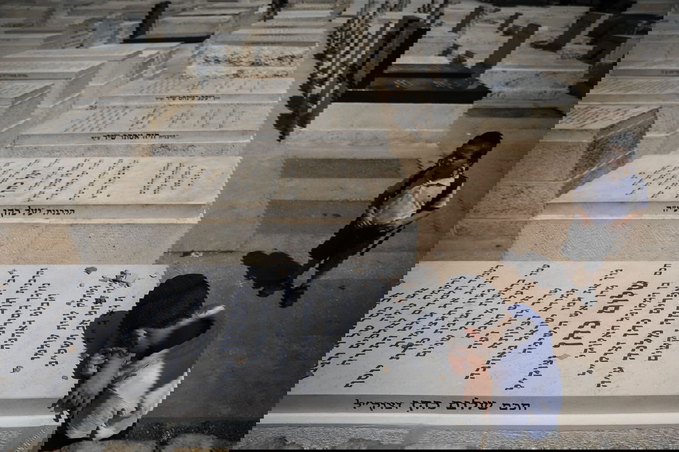 "נזדכך ביסורים קשים": זה מה שנכתב על מצבת חכם שלום