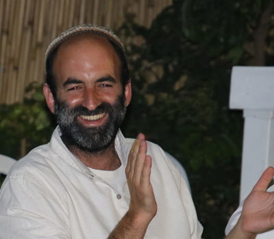 מאיר קליינר מקפיץ במחרוזת "בך בטחו"