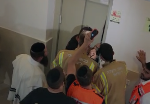 הילדים נתקעו שעה במעלית - וזה מה שהשכן למד