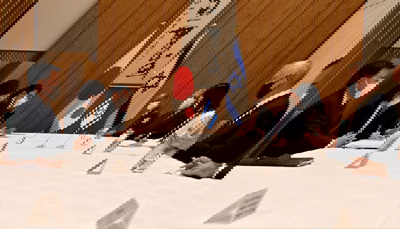 עשר שנות יחסים דיפלומטיים: בני גנץ נחת ביפן | צפו