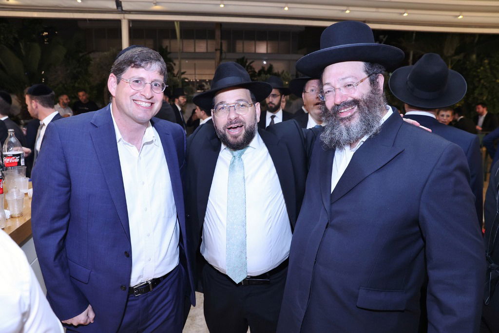 השחקן הישראלי מפזז בחתונה החרדית בבני ברק • תיעוד