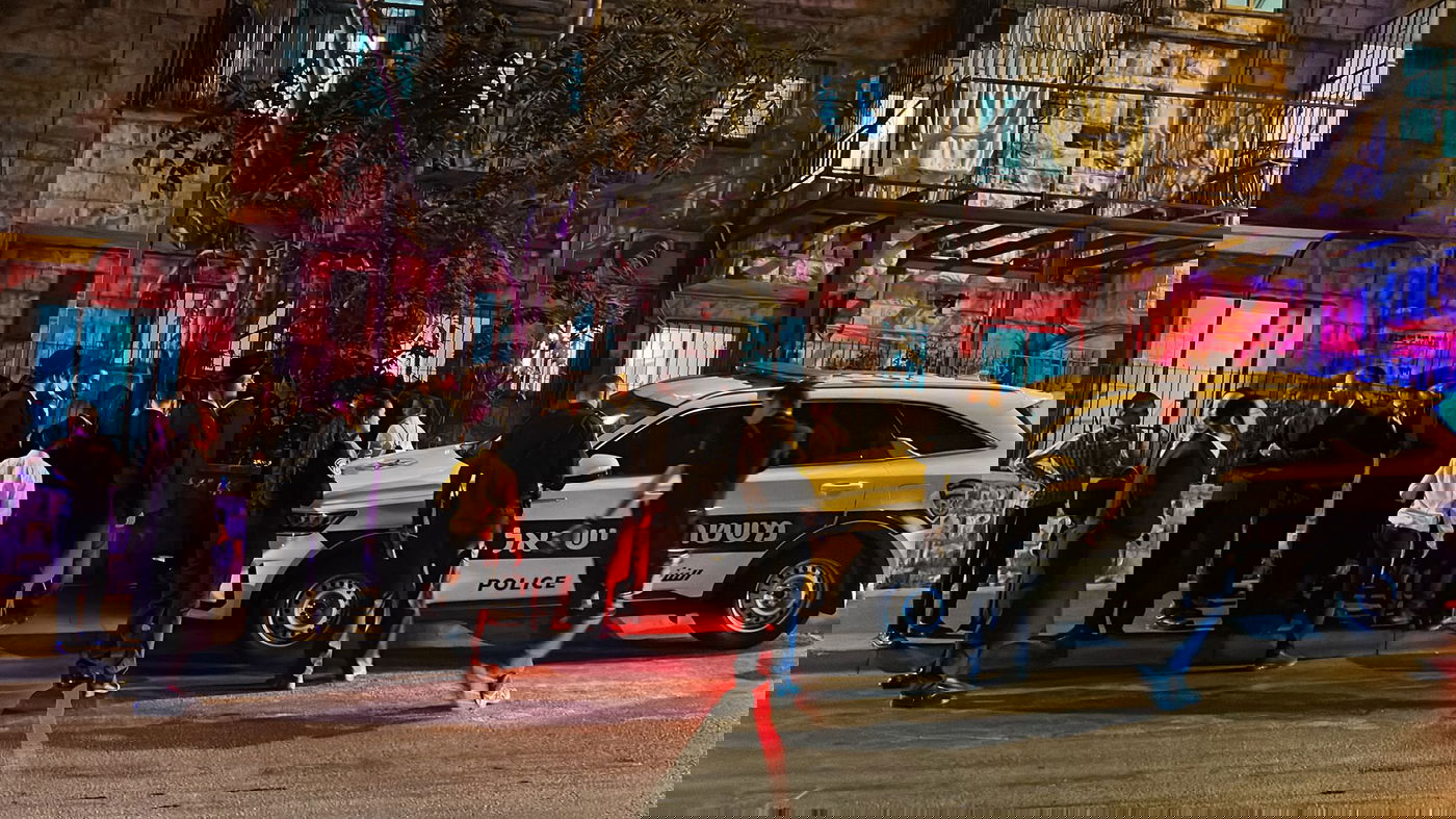 מחוץ לביתו של האדמו"ר זצ"ל, הערב