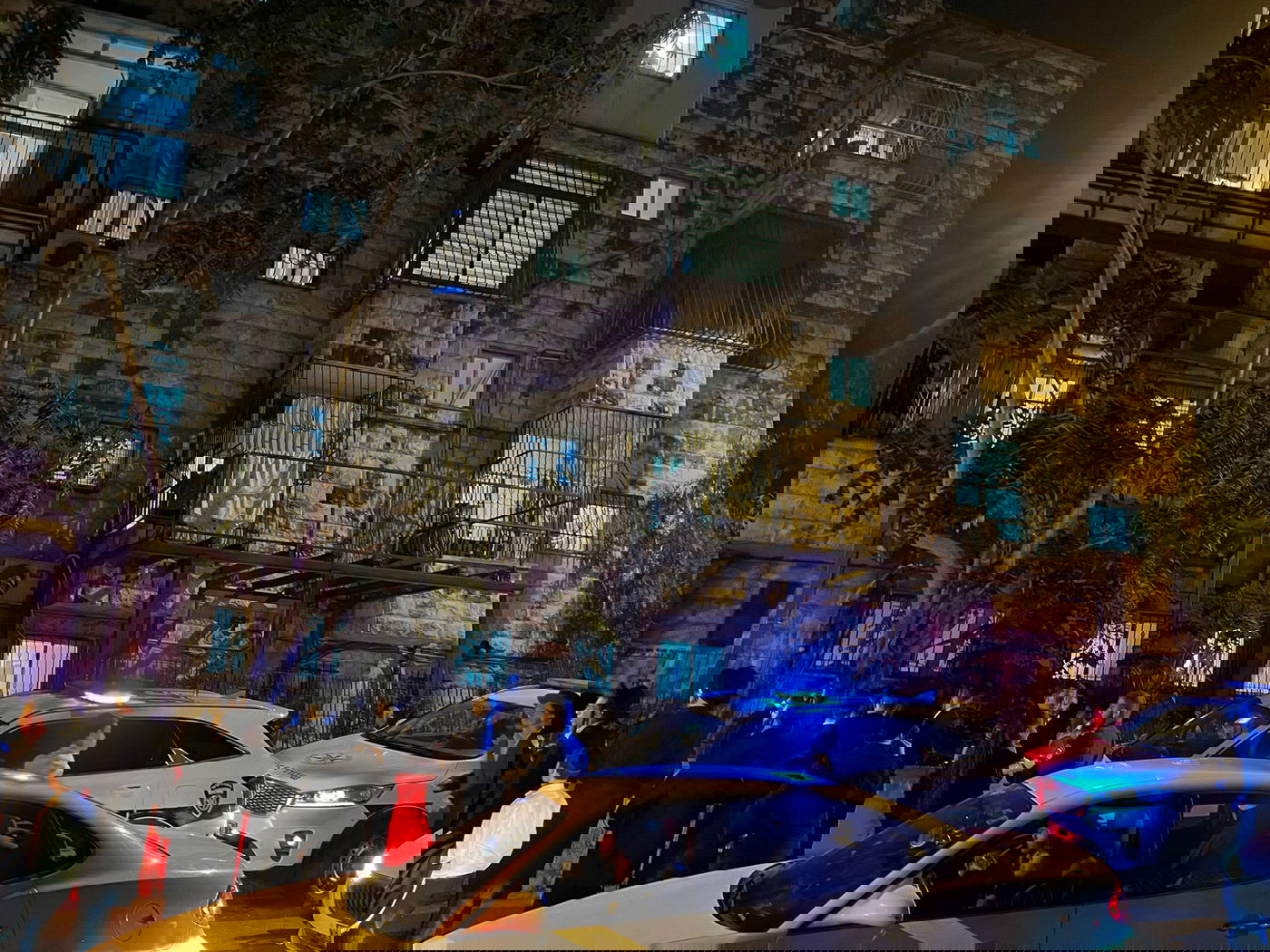 מחוץ לביתו של האדמו"ר זצ"ל, הערב