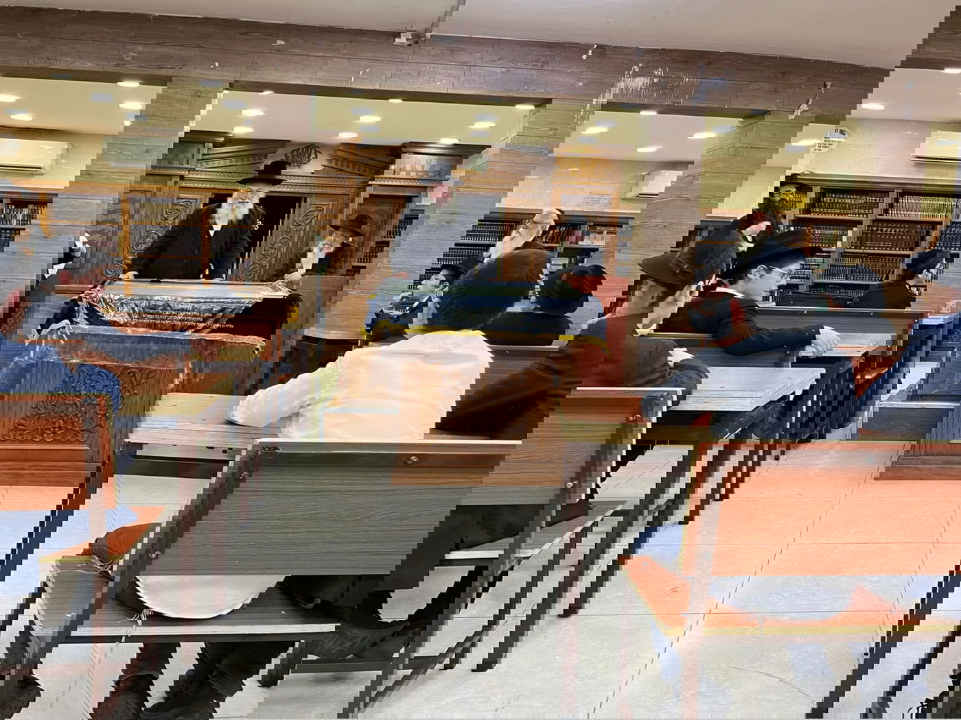 קורץ לחב"דניקים? יצחק גולדקנופף פתח את השנה בכפר