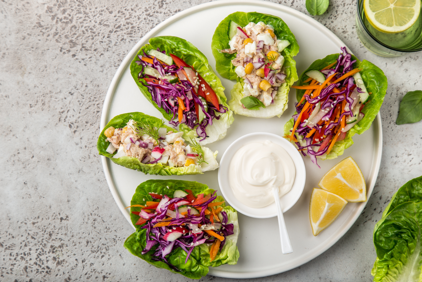 פיקנטי וקראנצ'י: סירות חסה במילוי סלט טונה משודרג