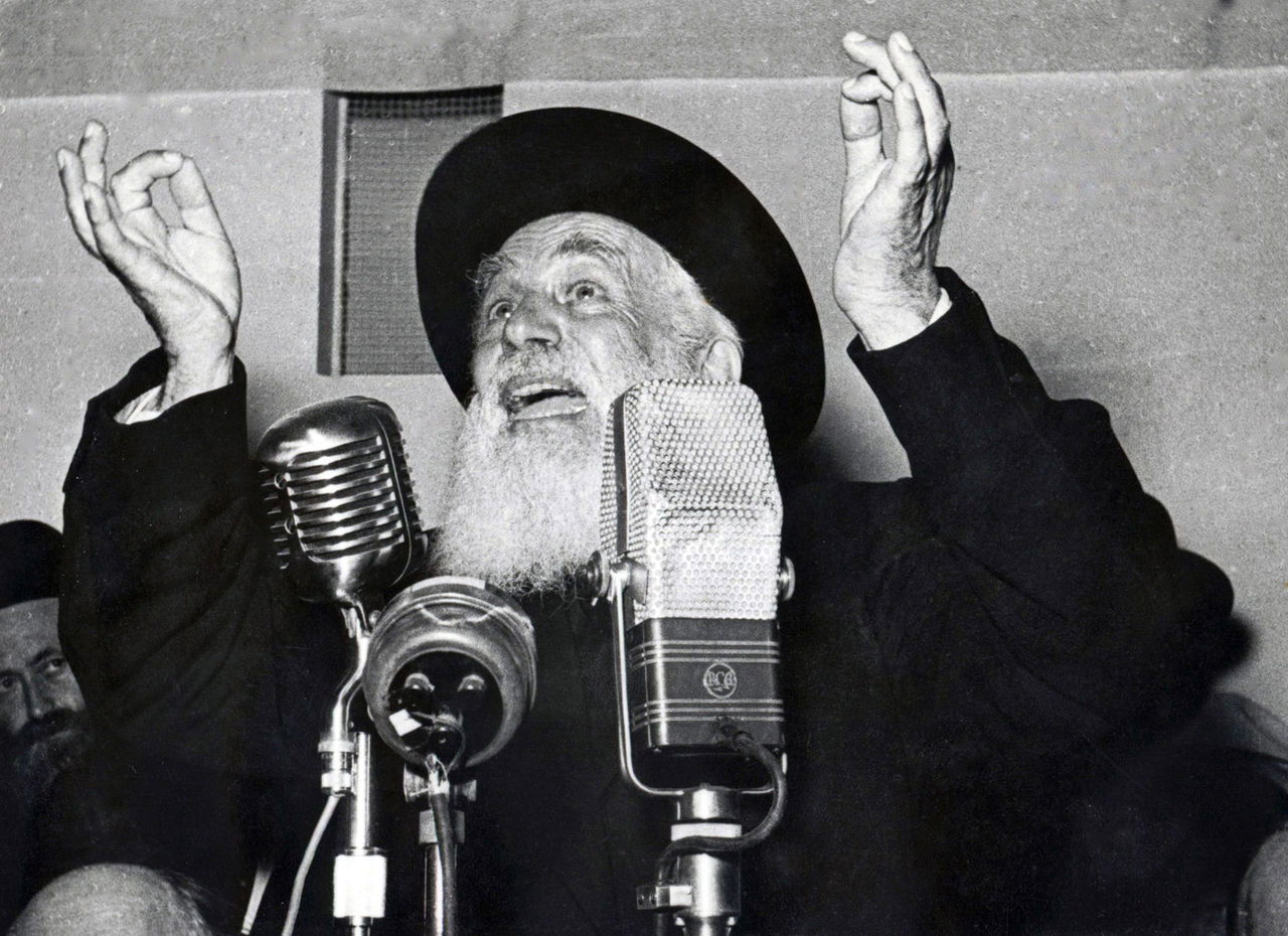 הרב מפוניבז' בחנוכת הישיבה, 1953