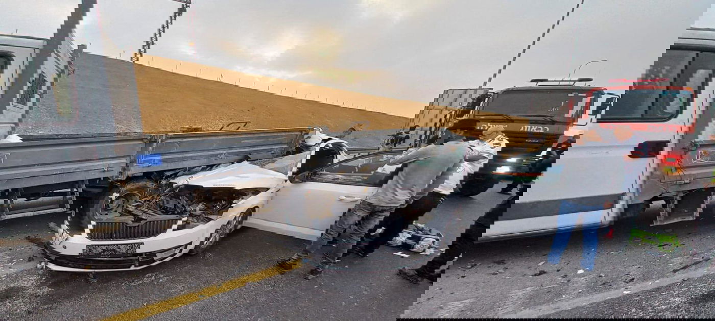 נהג רכב התנגש במשאית שעמדה בצד הדרך ונפצע קשה