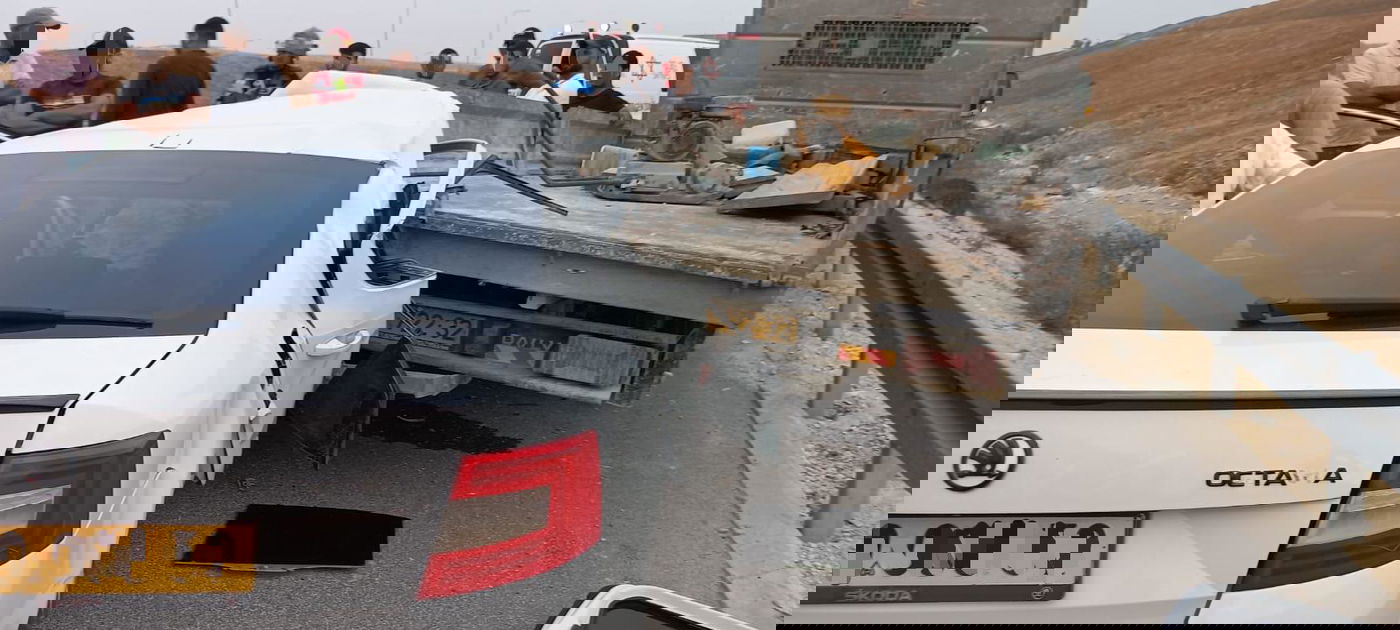 נהג רכב התנגש במשאית שעמדה בצד הדרך ונפצע קשה