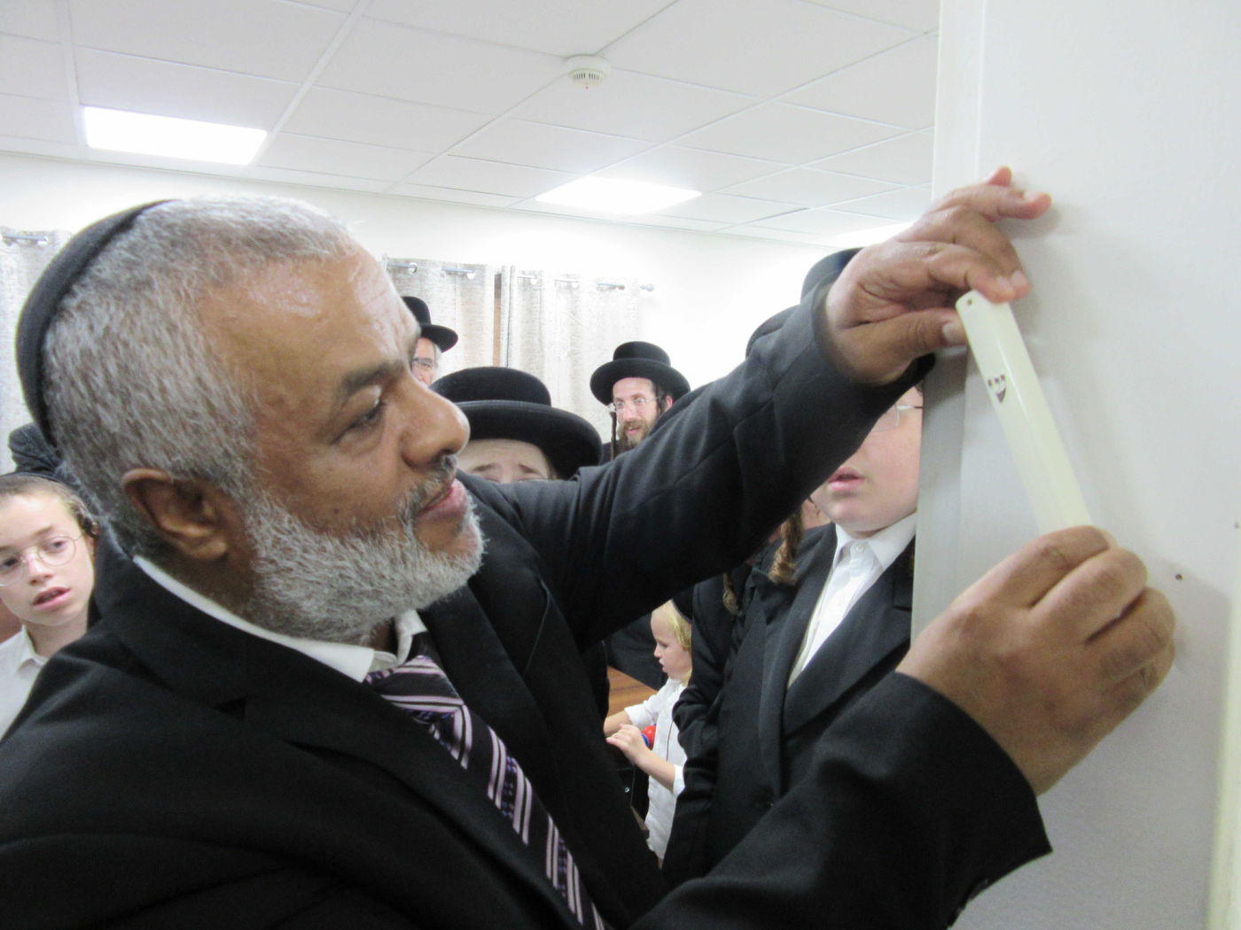 עם הנגיד: הרבי מקרעטשניף קבע מזוזה בישיבה החדשה