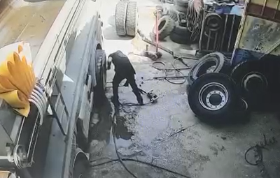 עובד במפעל נפצע מצמיג משאית שהתפוצץ עליו