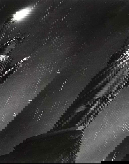 תמונה זו, שצולמה בלילה גשום והפסקת חשמל בשנת 1942, סימלה בעיני רבים את המשבר בעולם הדמוקרטי בתקופת מלחה"ע השנייה