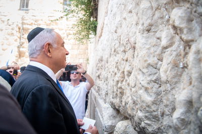 נתניהו נשאל בכותל: מה התחושה להיות פה? כך הגיב; צפו