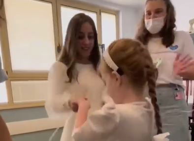 הכלה עם האחיינית החולה