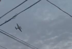 המטוס חג מעל העיר