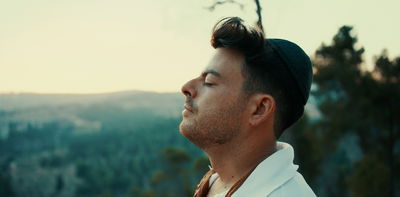 אלי סלומון בסינגל קליפ חדש: "לבד אבל איתך"