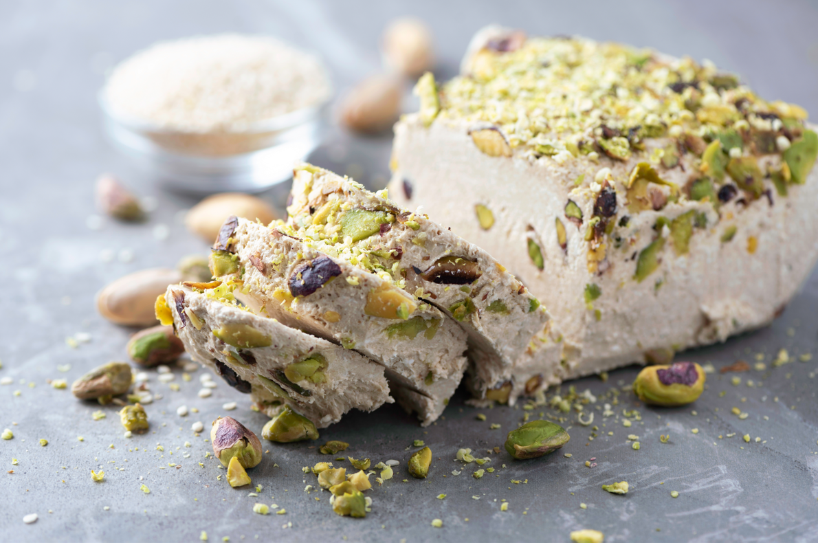 מעדן חלבה ביתית עם פיסטוק והל