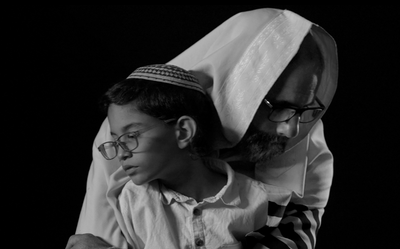 יוני ולביא גנוט מארחים את אריק סיני בקליפ מרגש: "אולי ירחם"