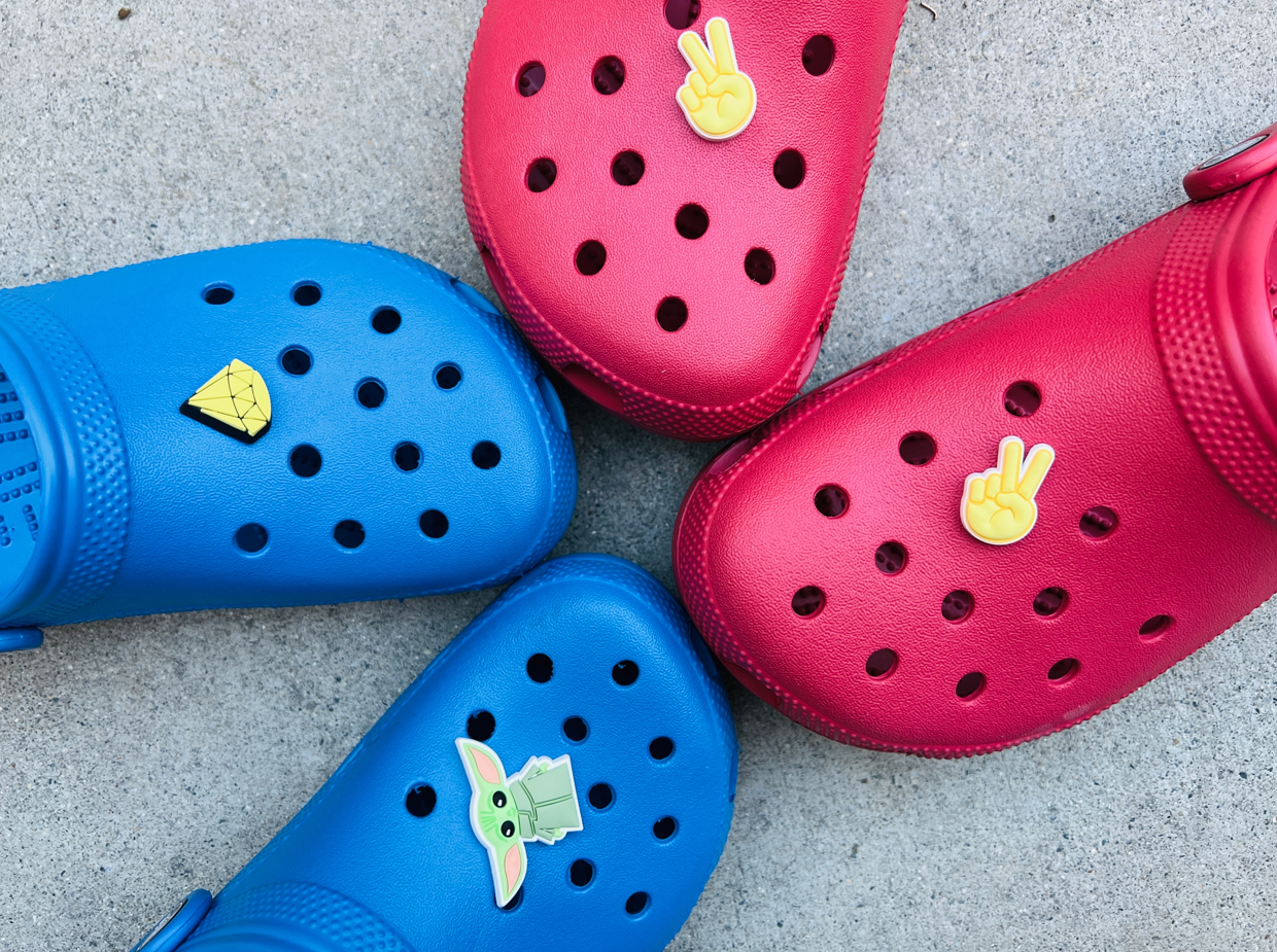 אוקיי, זה מפתיע: כיצד לנקות נעלי קרוקס בצורה הנכונה