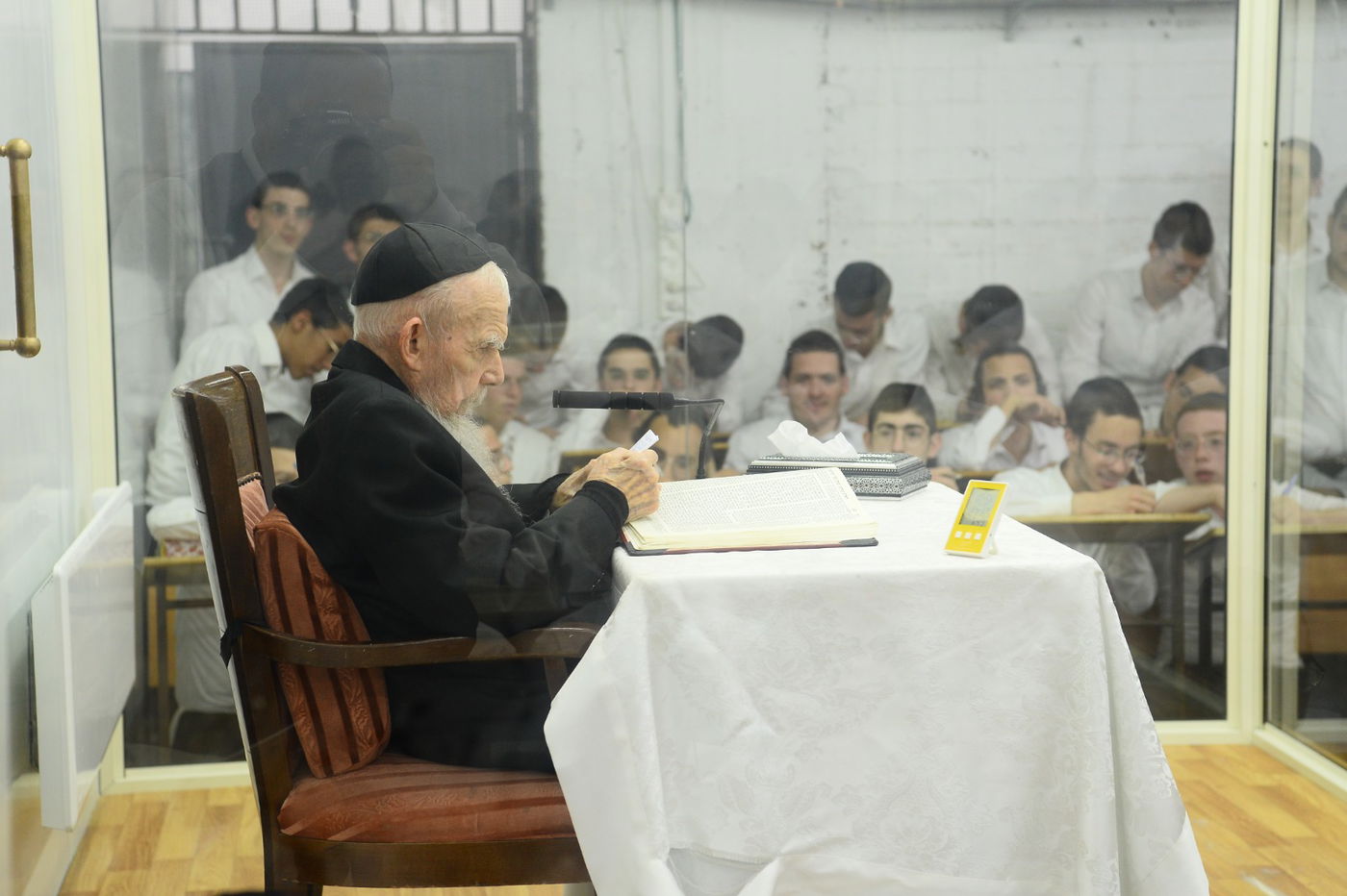 תיעוד מרהיב: נשיא המועצת בן ה-99 במסירת שיעור כללי