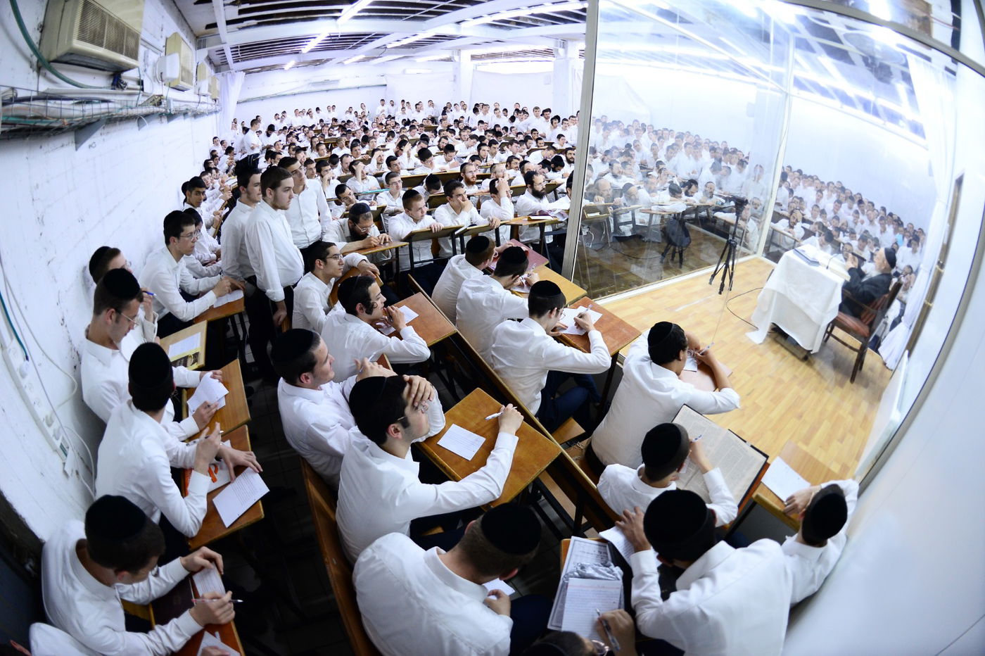 תיעוד מרהיב: נשיא המועצת בן ה-99 במסירת שיעור כללי