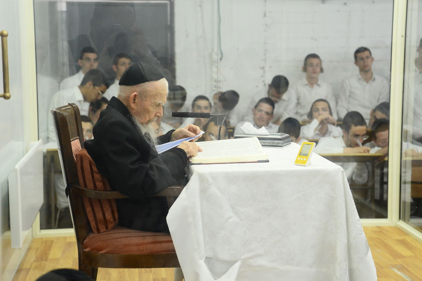 תיעוד מרהיב: נשיא המועצת בן ה-99 במסירת שיעור כללי