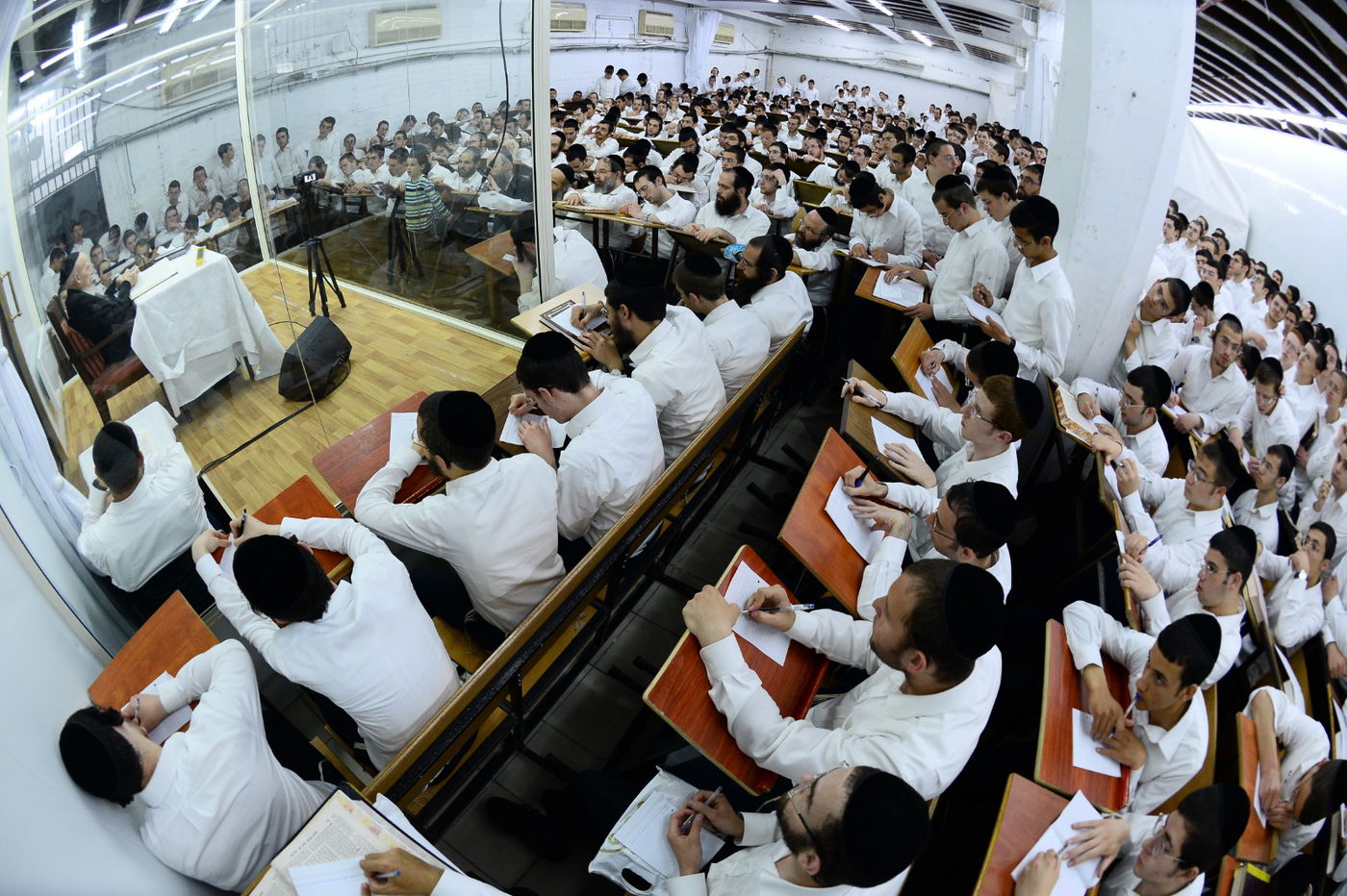 תיעוד מרהיב: נשיא המועצת בן ה-99 במסירת שיעור כללי