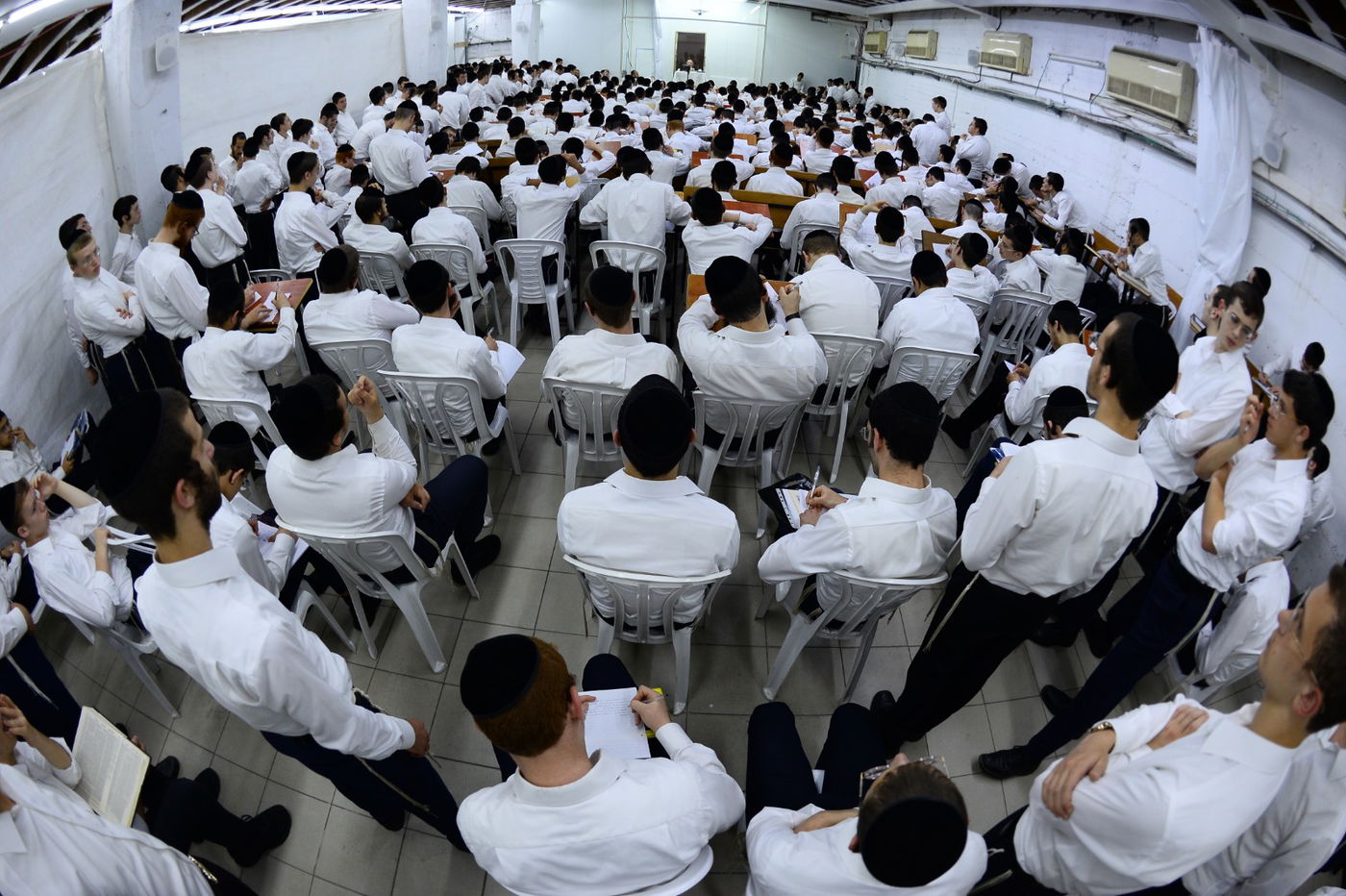 תיעוד מרהיב: נשיא המועצת בן ה-99 במסירת שיעור כללי