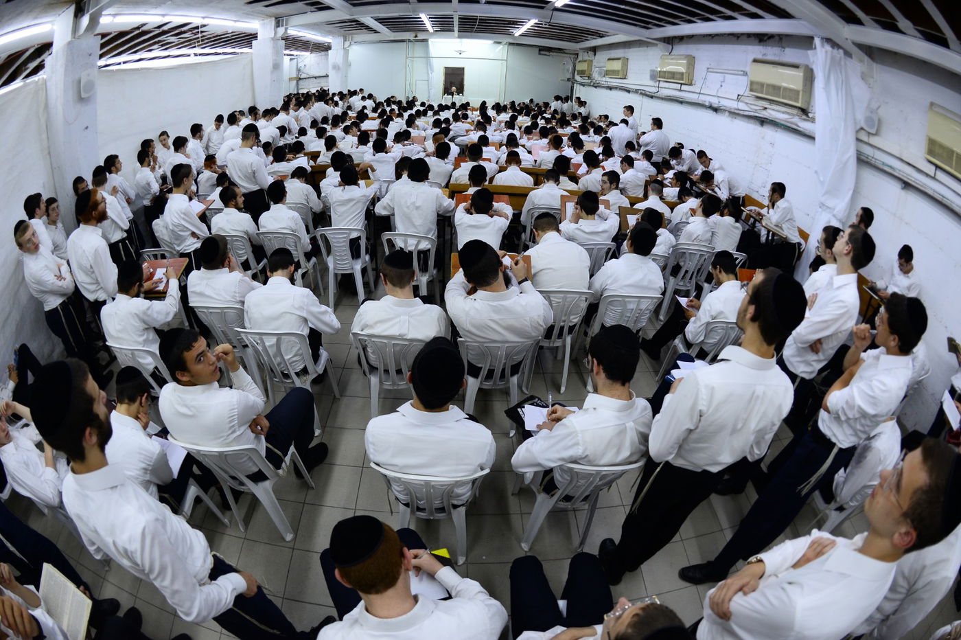 תיעוד מרהיב: נשיא המועצת בן ה-99 במסירת שיעור כללי