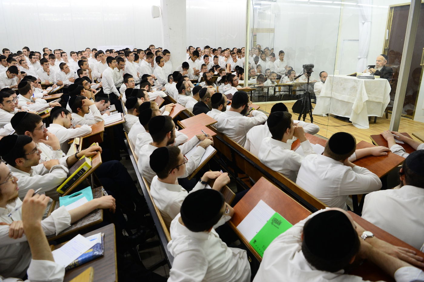 תיעוד מרהיב: נשיא המועצת בן ה-99 במסירת שיעור כללי