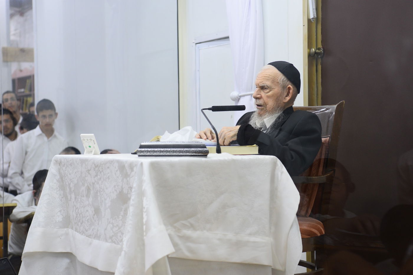 תיעוד מרהיב: נשיא המועצת בן ה-99 במסירת שיעור כללי