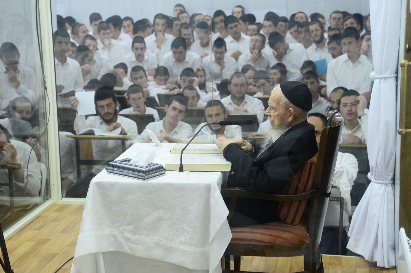 תיעוד מרהיב: נשיא המועצת בן ה-99 במסירת שיעור כללי