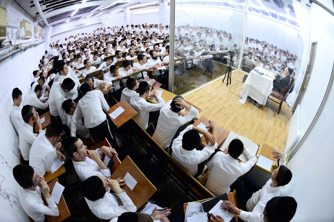 תיעוד מרהיב: נשיא המועצת בן ה-99 במסירת שיעור כללי