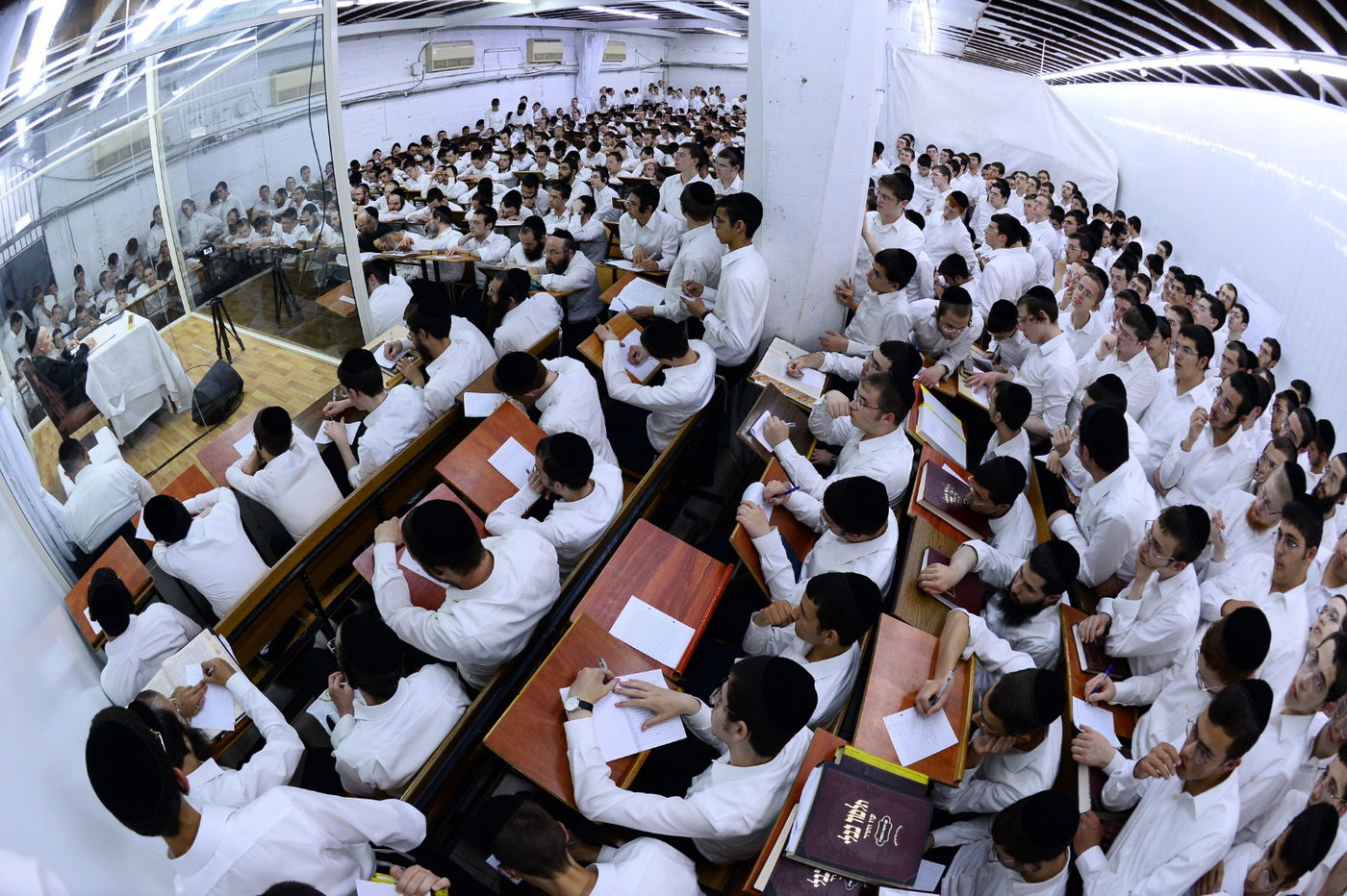 תיעוד מרהיב: נשיא המועצת בן ה-99 במסירת שיעור כללי