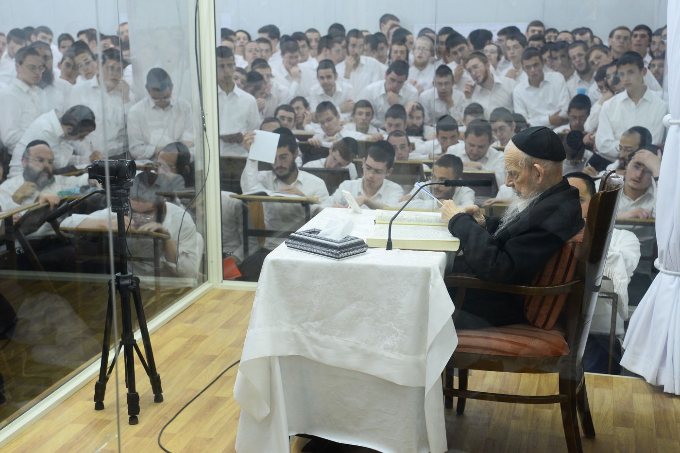 תיעוד מרהיב: נשיא המועצת בן ה-99 במסירת שיעור כללי