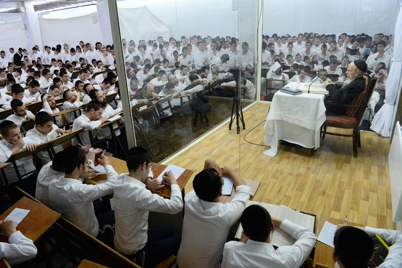 תיעוד מרהיב: נשיא המועצת בן ה-99 במסירת שיעור כללי