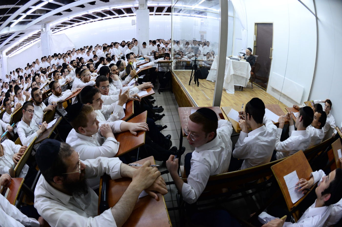 תיעוד מרהיב: נשיא המועצת בן ה-99 במסירת שיעור כללי