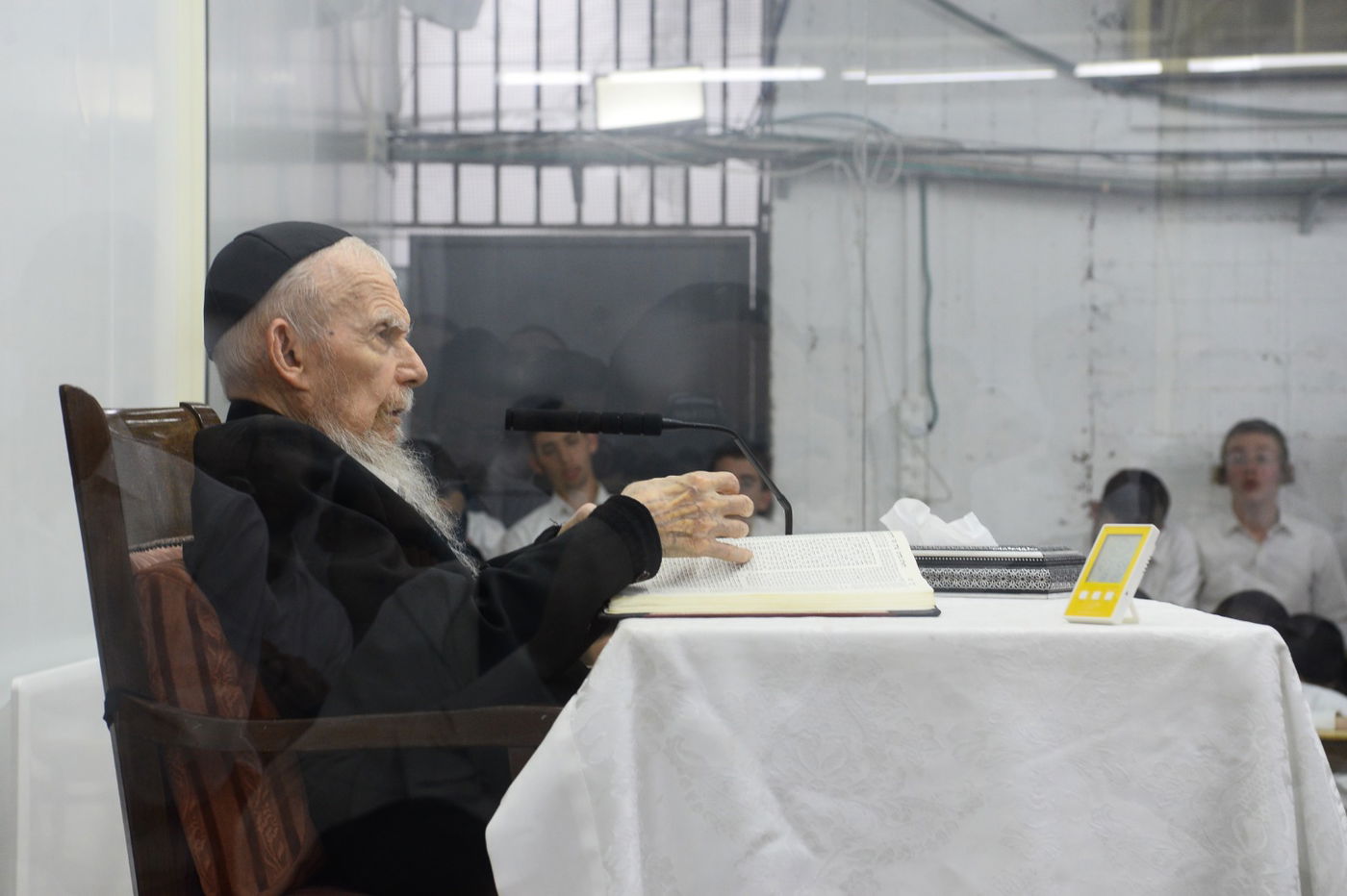 תיעוד מרהיב: נשיא המועצת בן ה-99 במסירת שיעור כללי